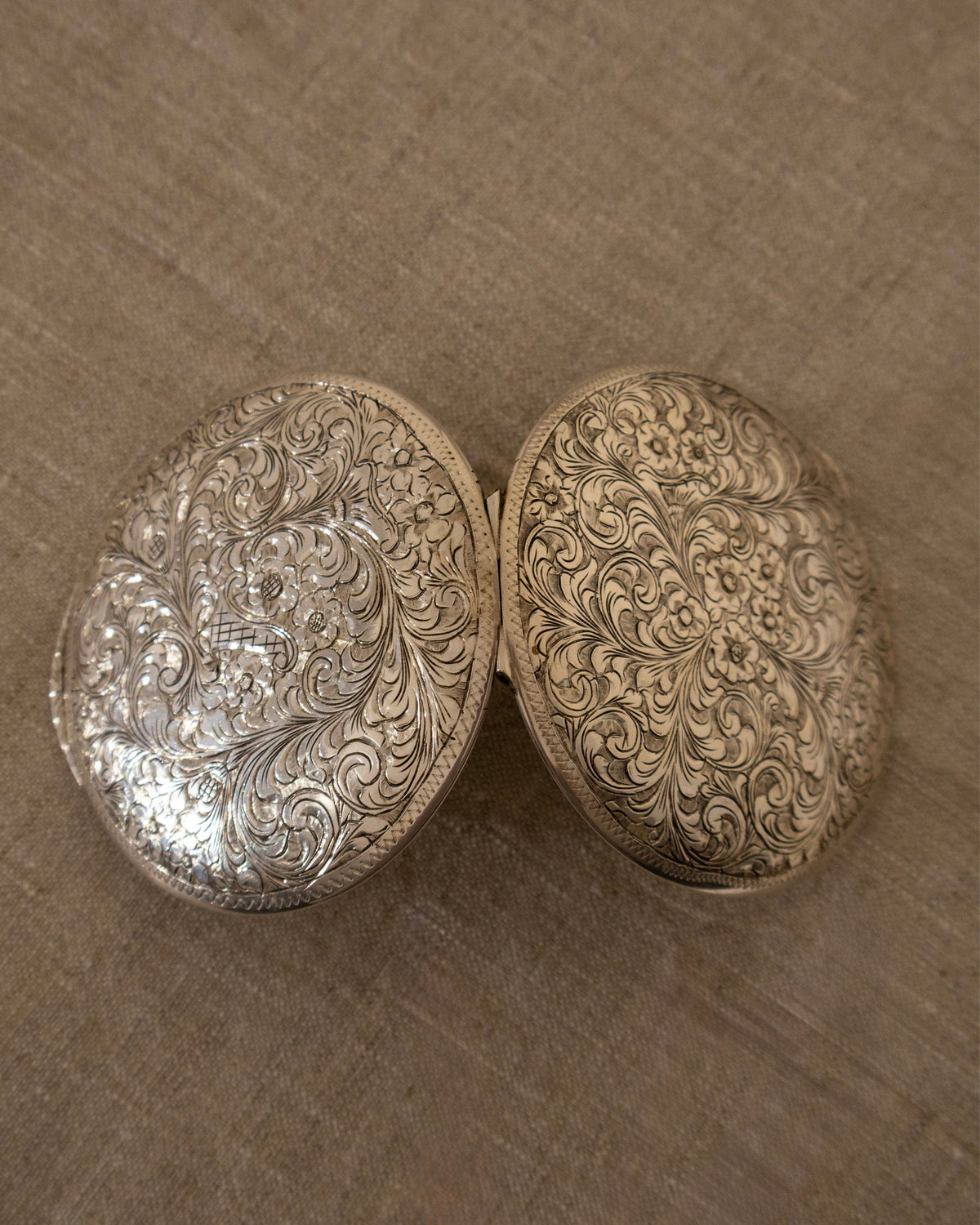 Vintage Italian 800 Silver Engraved Compact