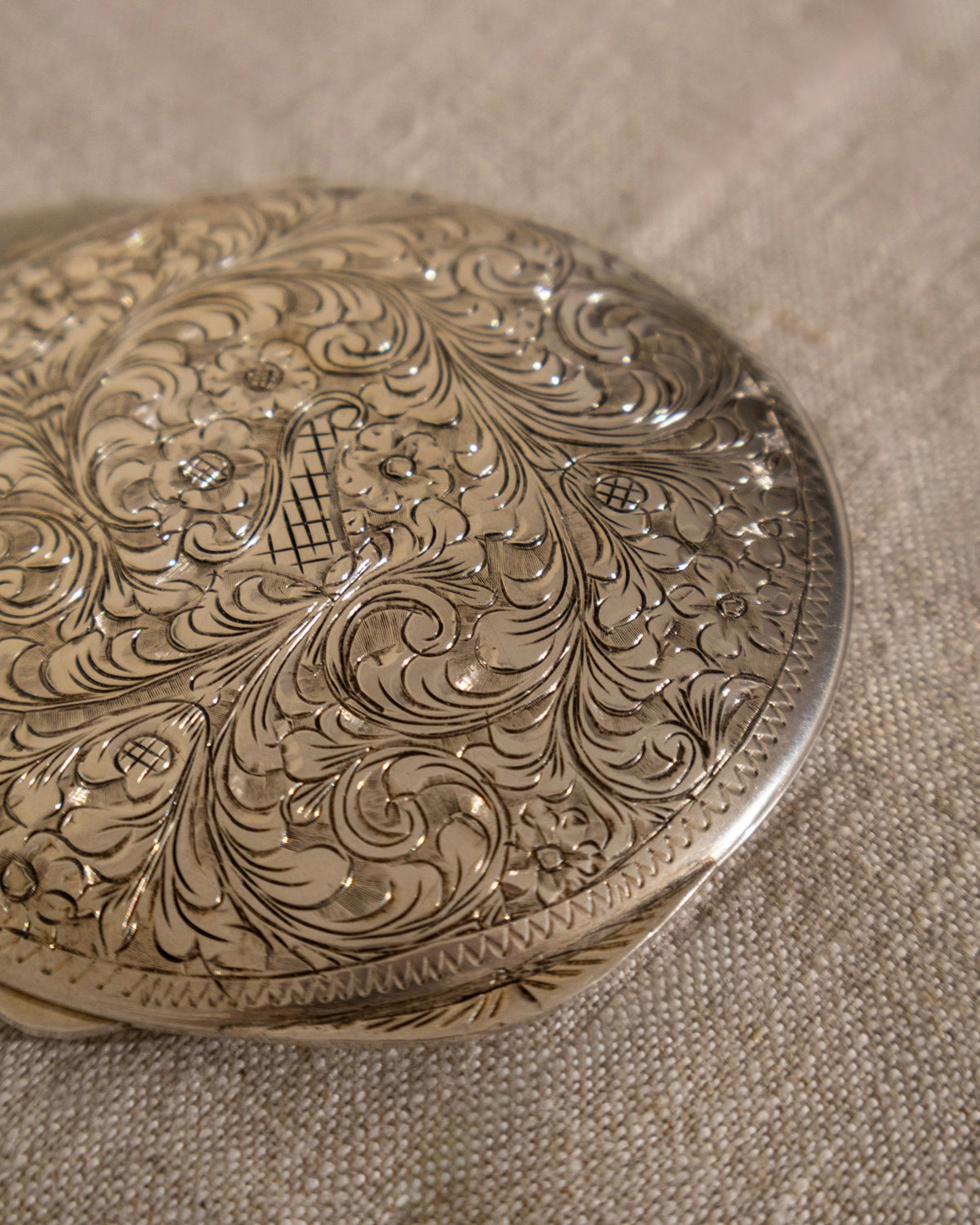 Vintage Italian 800 Silver Engraved Compact